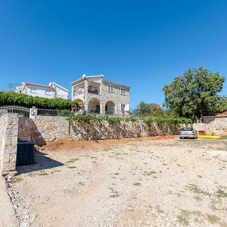 Jakov Apartman *