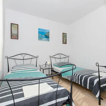 Jakov Apartman *