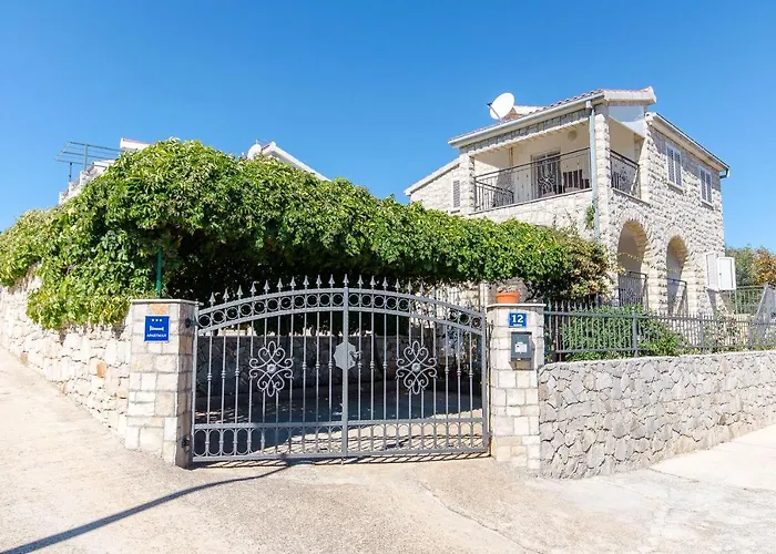 Apartment Jakov Rogač